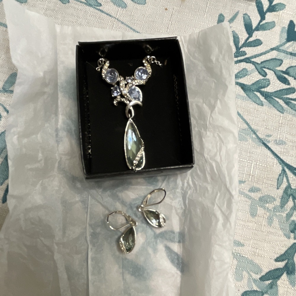 Avon‎ All Wrapped Up Silver Tone Necklace and Earring Gift Set NIB NOS 2014